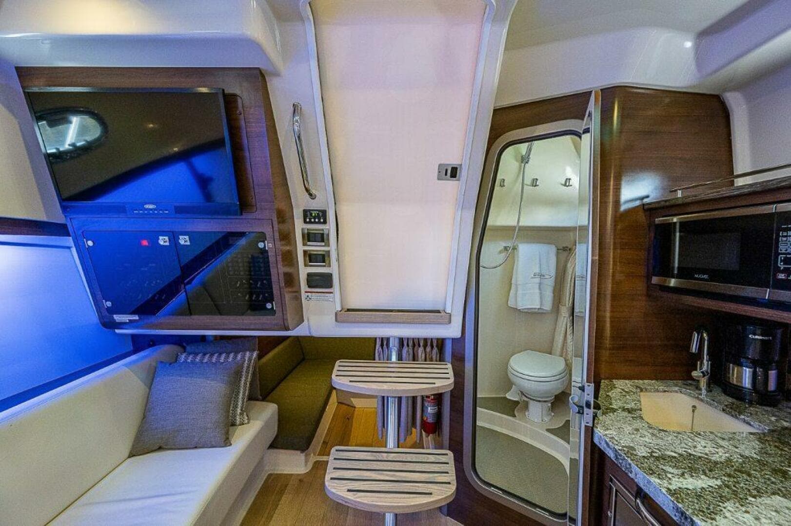 Boston Whaler 345 Conquest - Interior