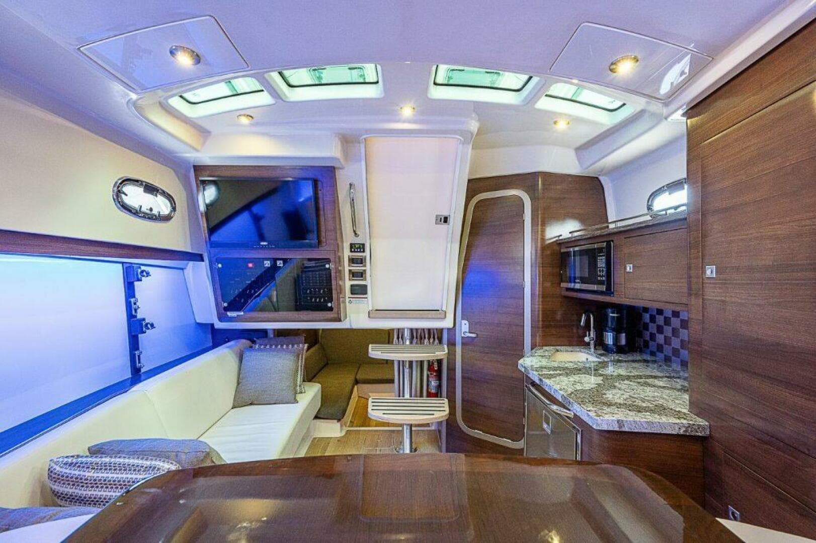 Boston Whaler 345 Conquest - Interior