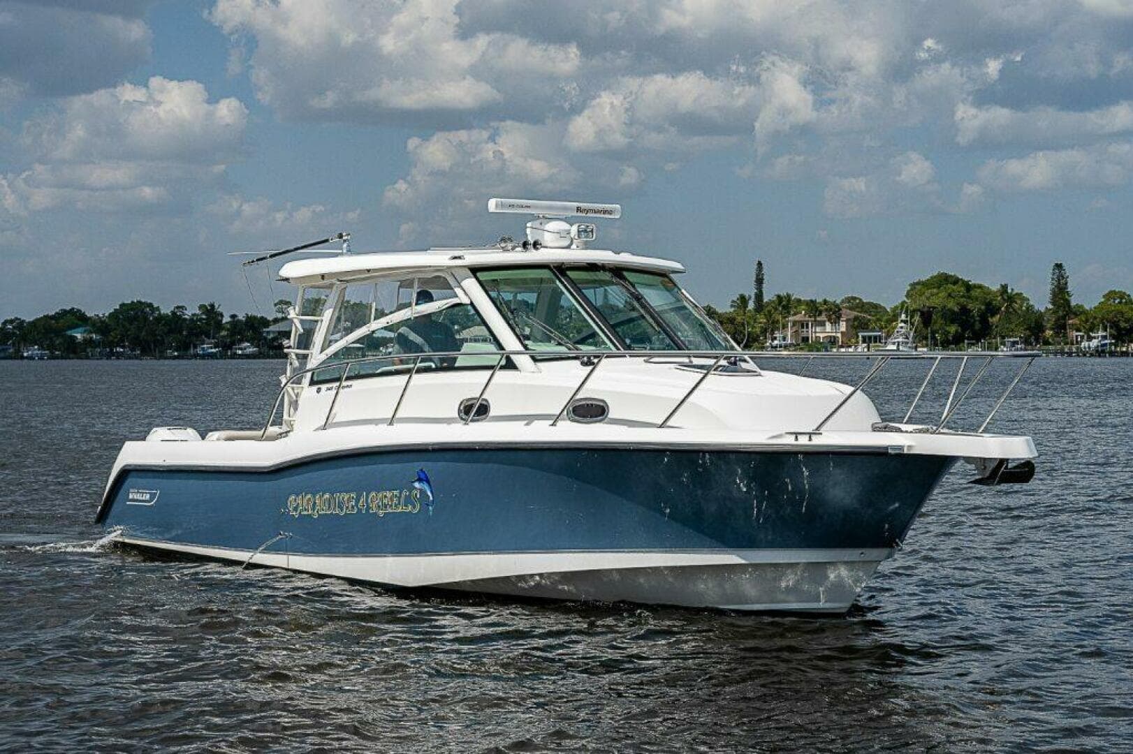 Boston Whaler 345 Conquest - Exterior 