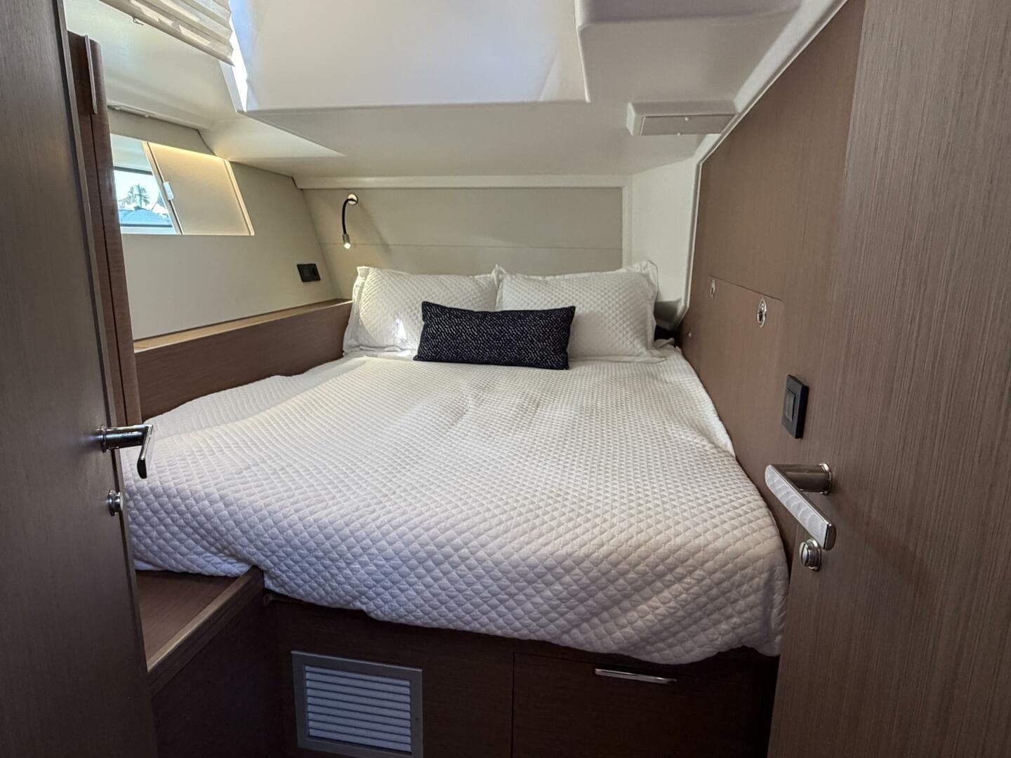 2022 Beneteau Oceanis Yacht 54