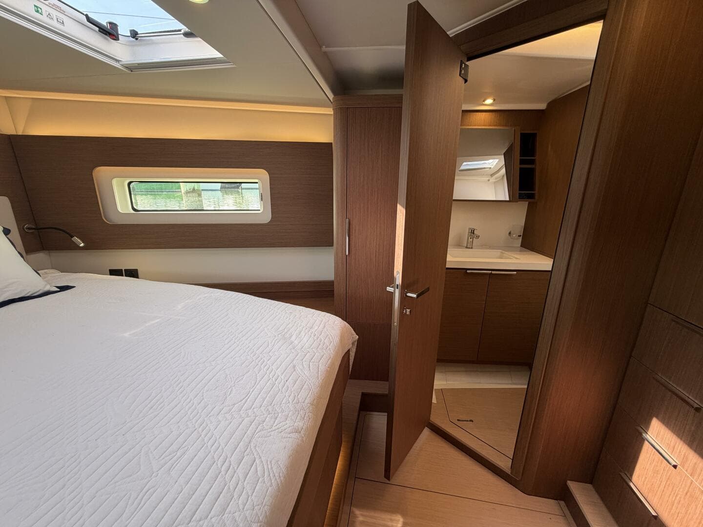 2022 Beneteau Oceanis Yacht 54