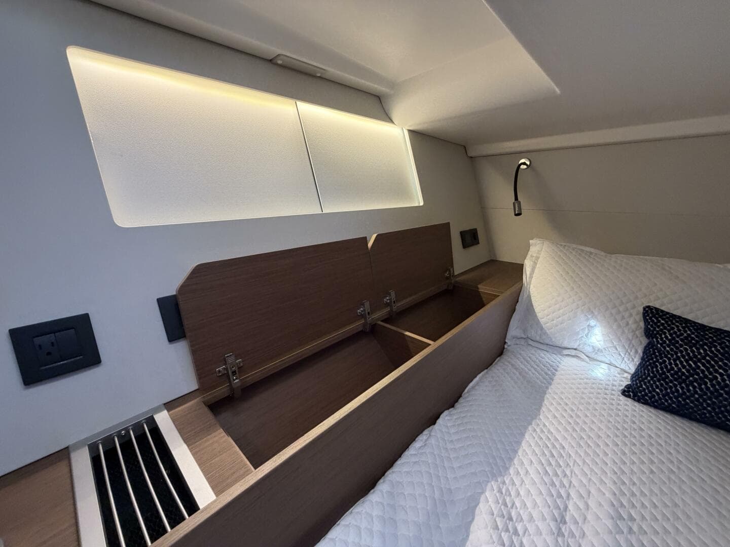 2022 Beneteau Oceanis Yacht 54