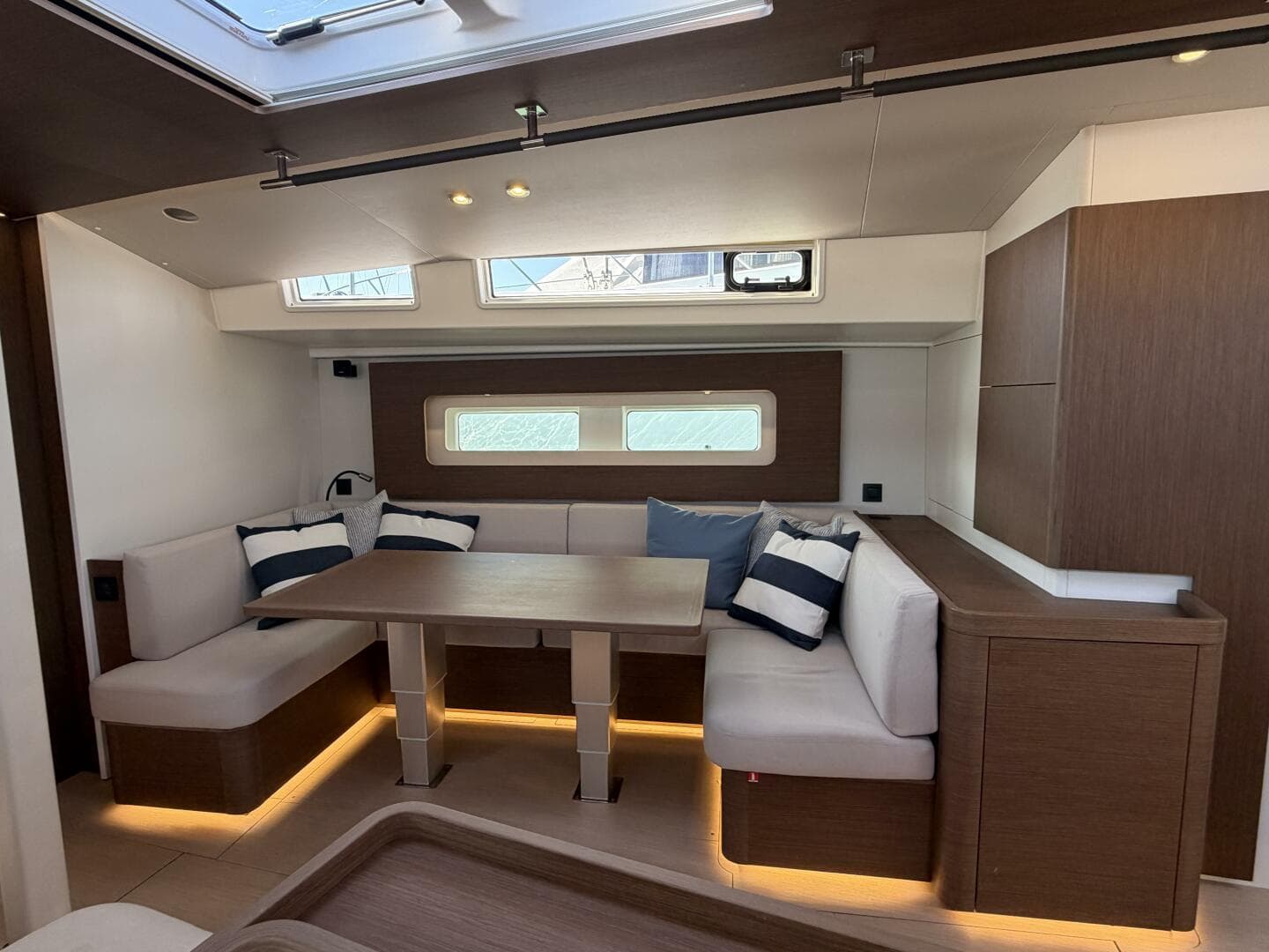 2022 Beneteau Oceanis Yacht 54