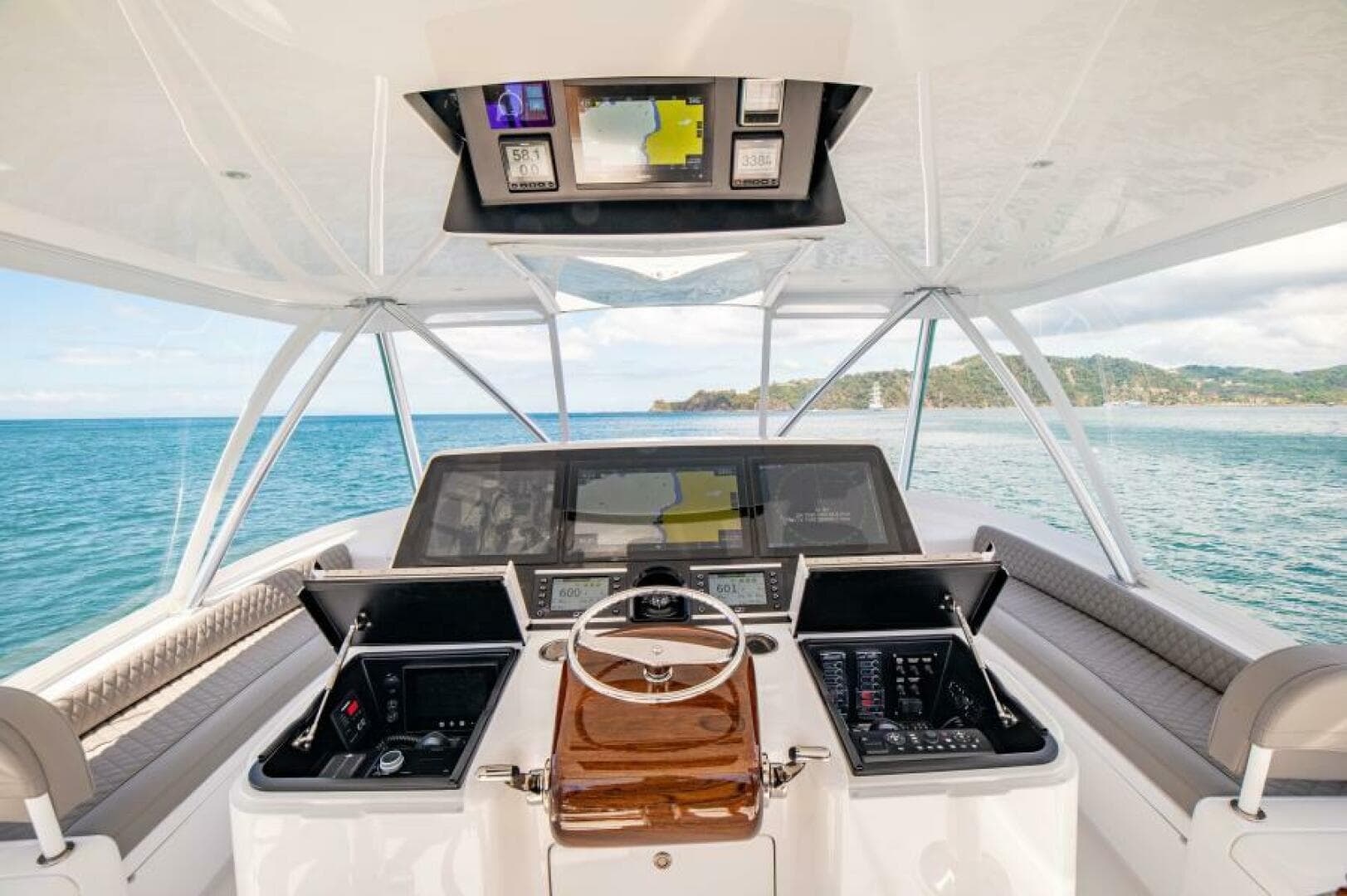 2023 Viking 64 Convertible Helm