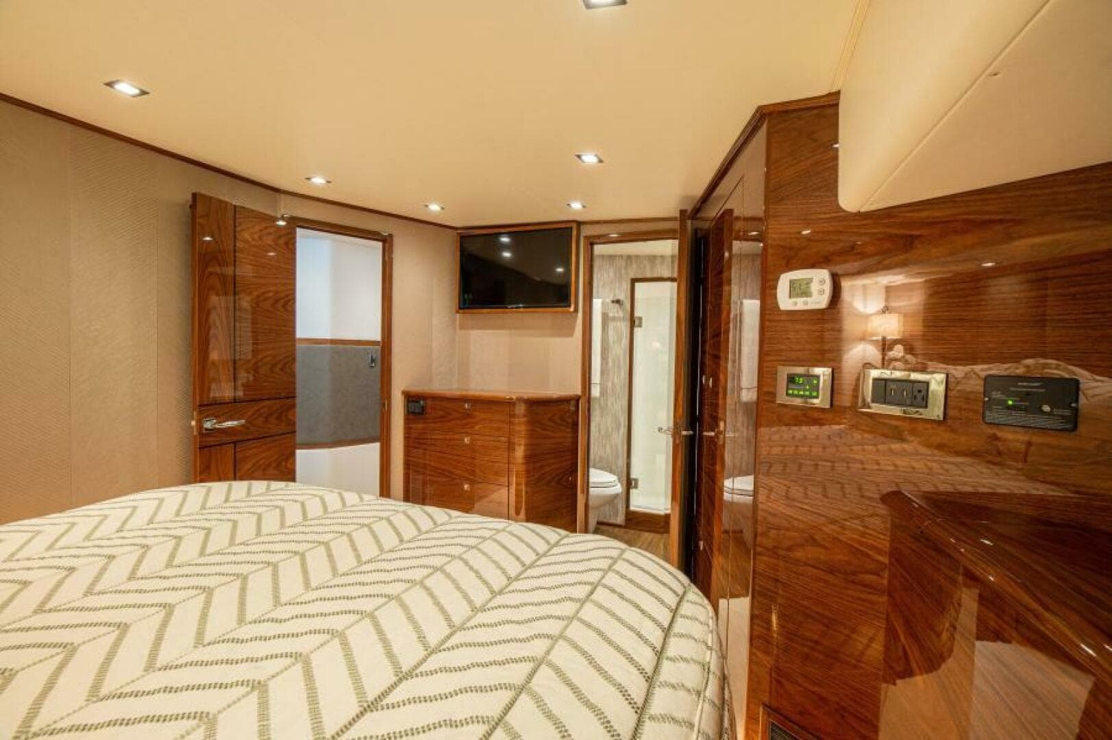 2023 Viking 64 Convertible