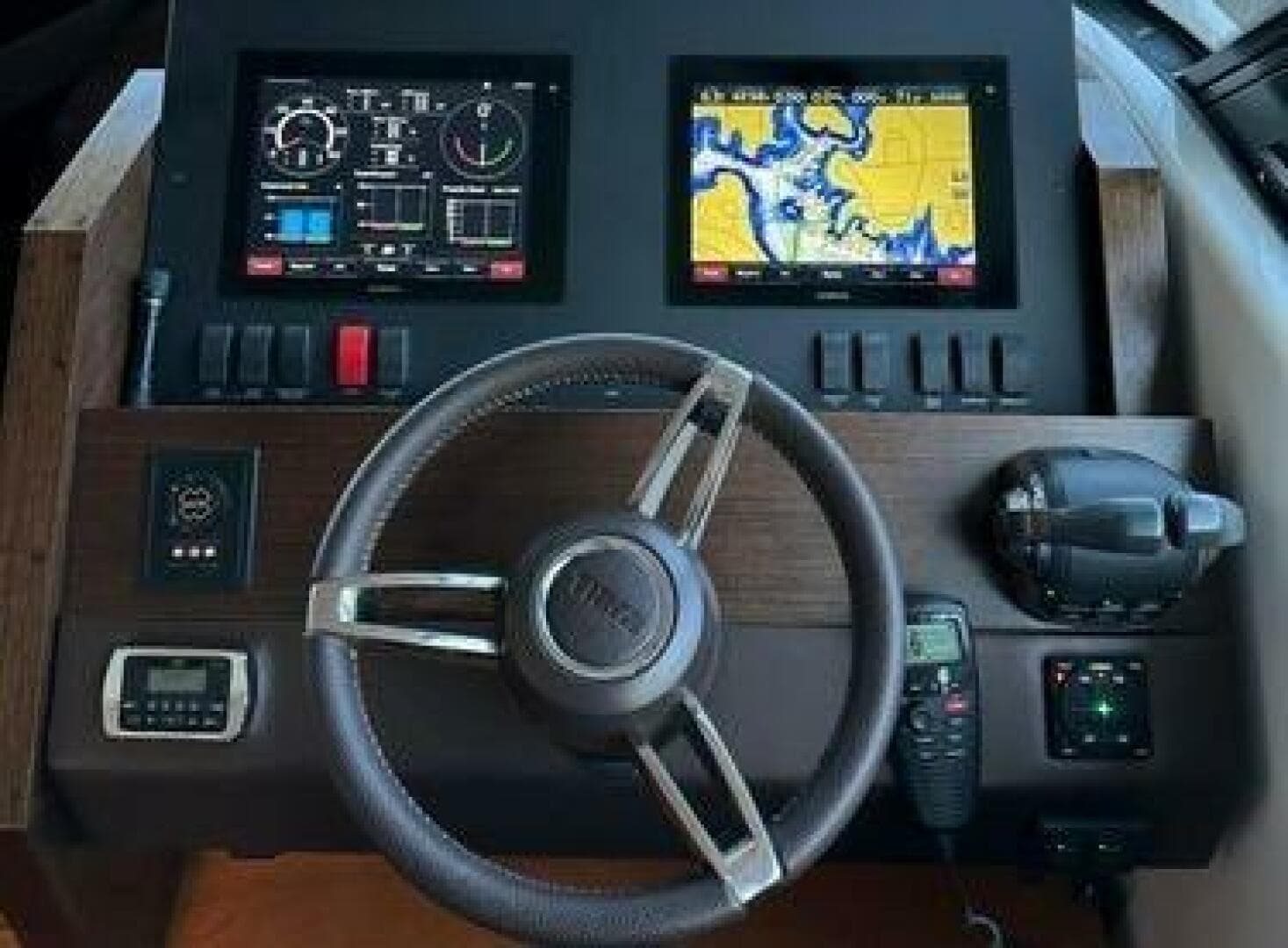 Tiara 44 NO AGENDA -  Helm Station