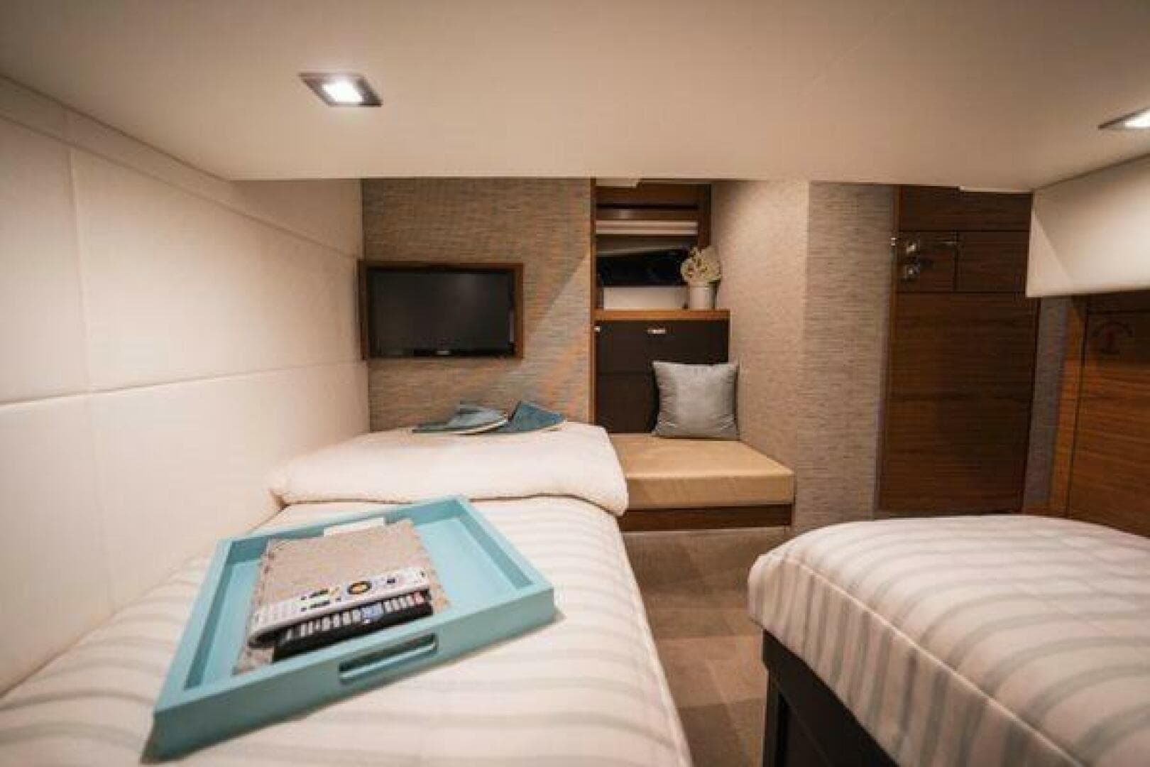 Tiara 44 NO AGENDA -  Guest Stateroom