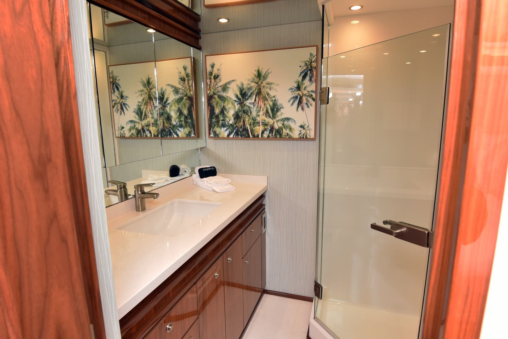 2019 Viking 80 Skybridge