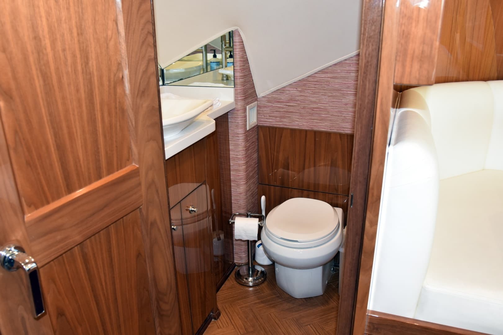 2019 Viking 80 Skybridge