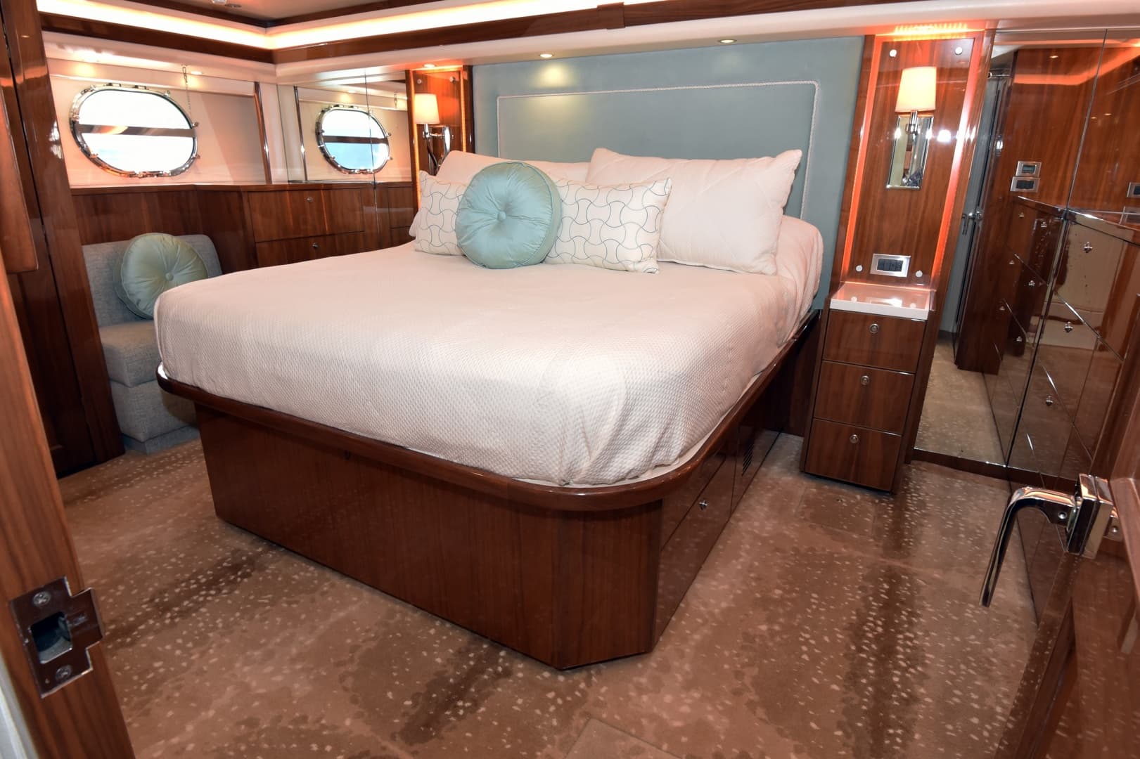 2019 Viking 80 Skybridge