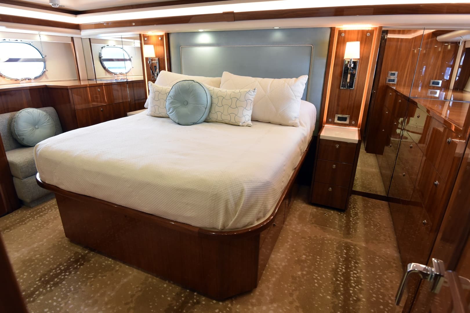 2019 Viking 80 Skybridge