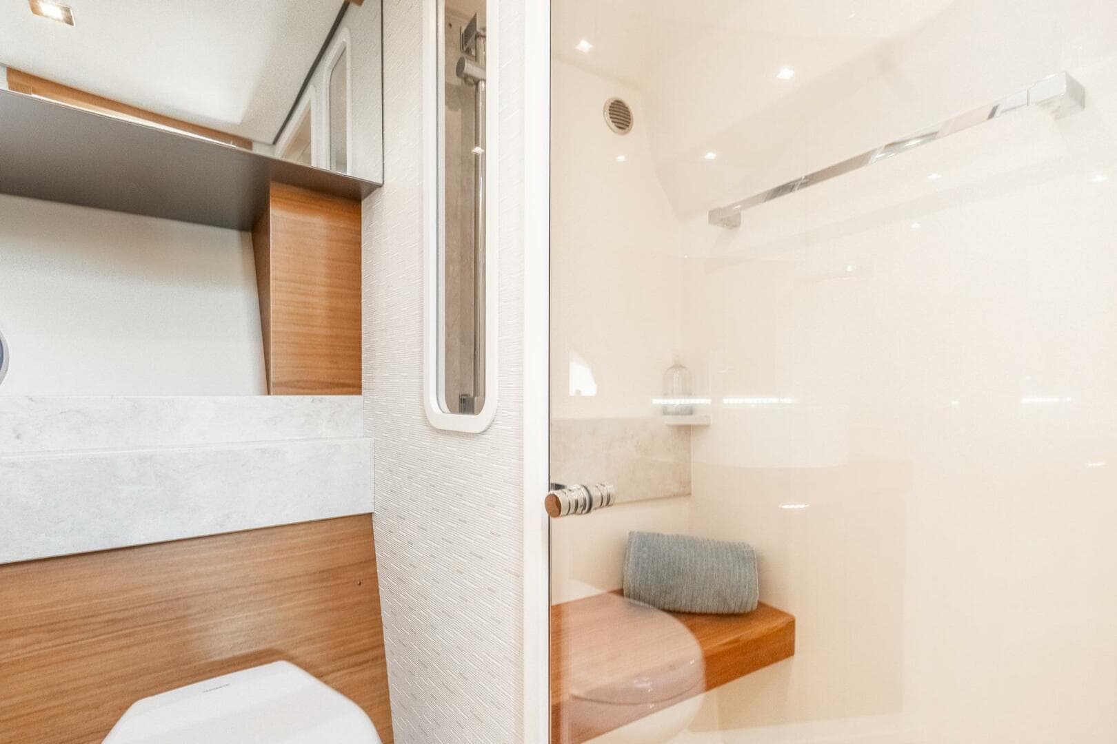 2022 Tiara Yachts 39 Coupe