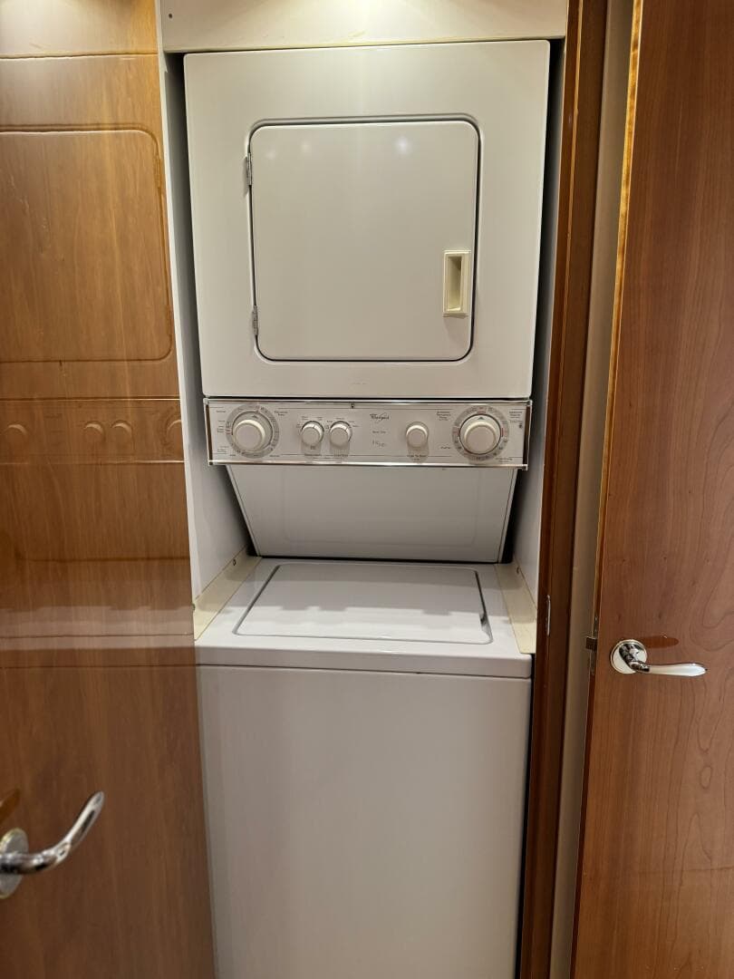 2004 Hatteras 60 Convertible