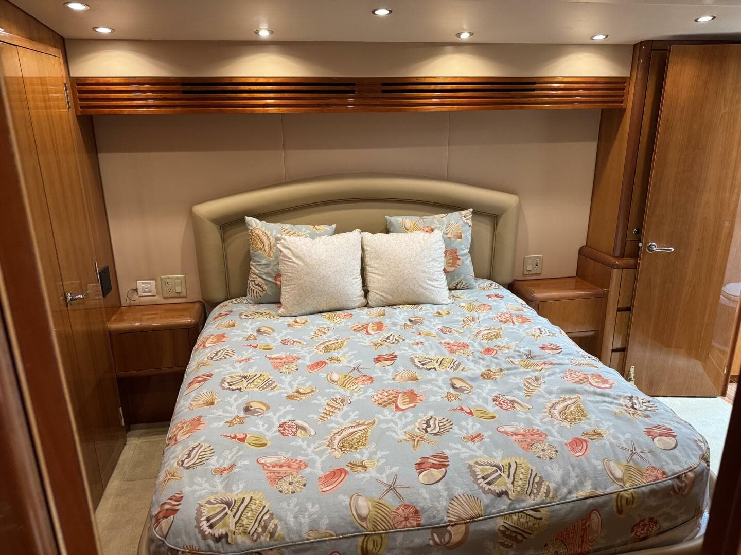 2004 Hatteras 60 Convertible