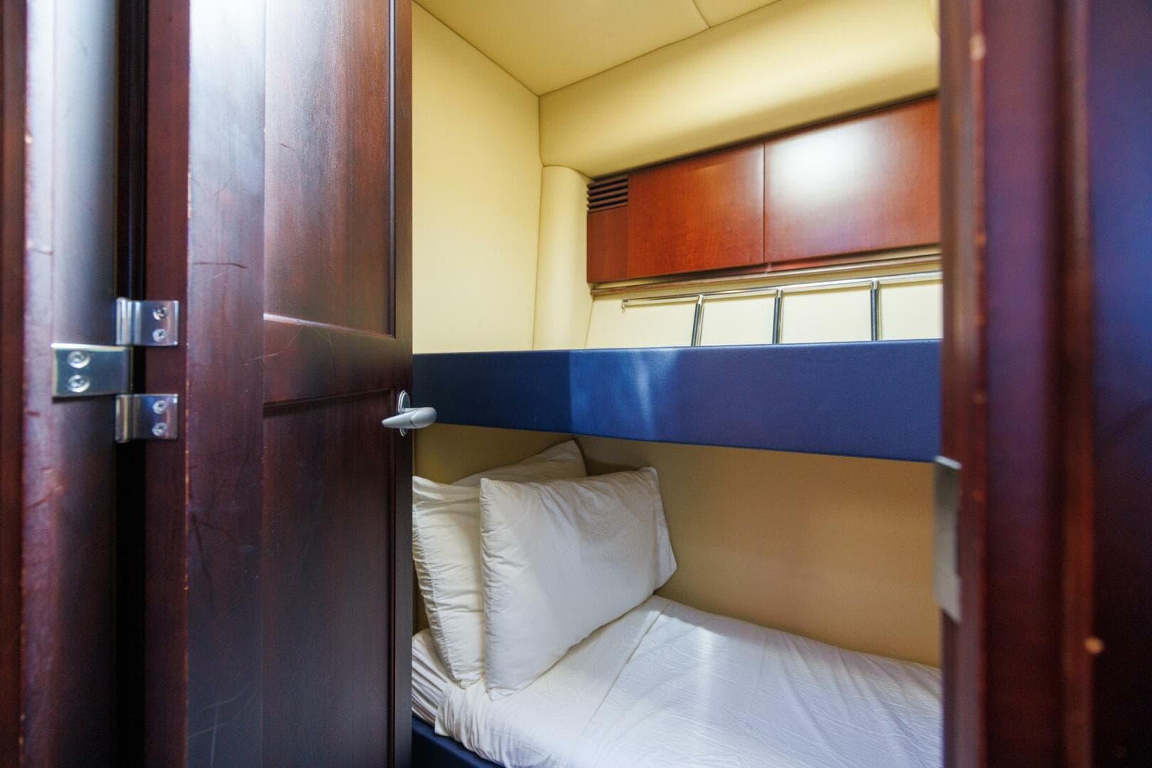 2006 52 Sea Ray Sedan Bridge Zoe Grace Guest Stateroom (2)