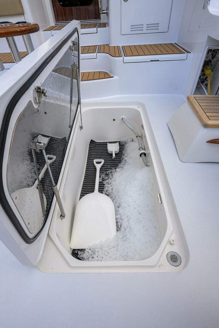 Hatteras 63 Reelin N Dealin - Exterior Cockpit