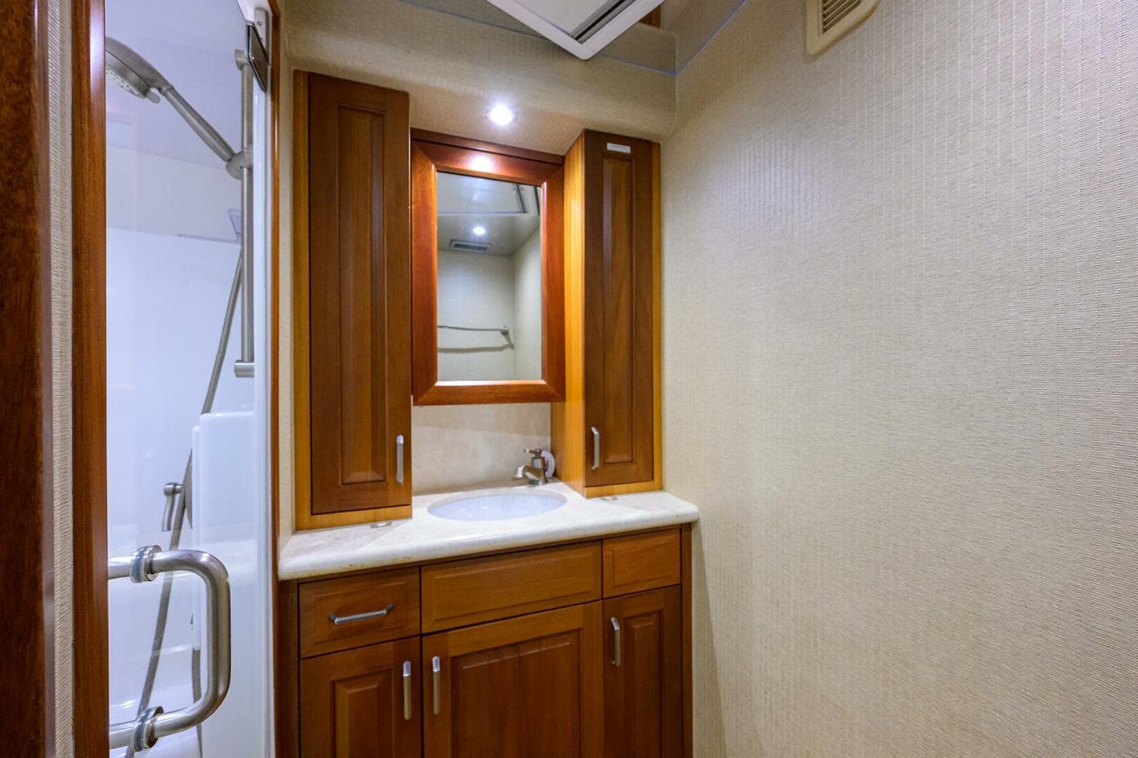 Hatteras 63 Reelin N Dealin - Interior Guest Stateroom Head