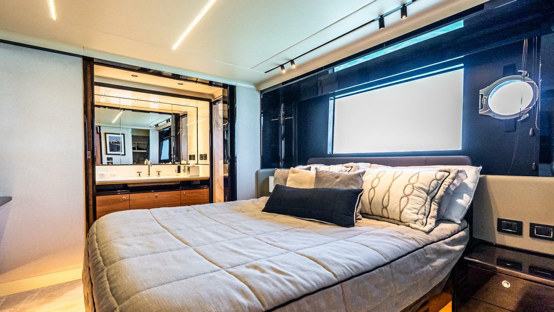 2022 Absolute 64 Navetta