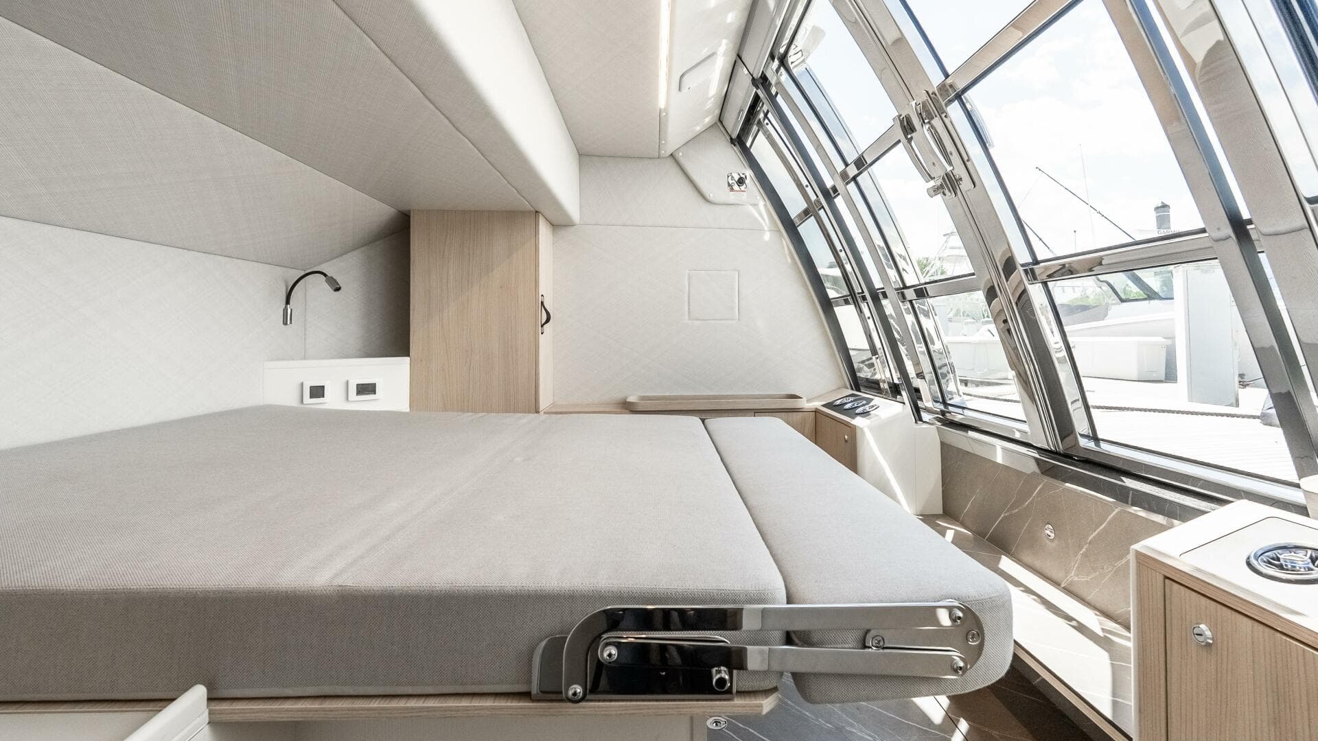 2022 Absolute 64 Navetta