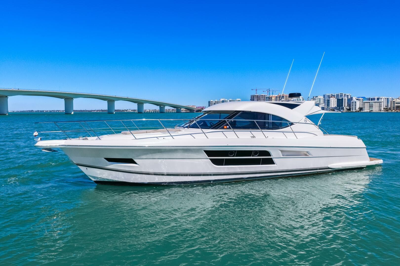 2016 Riviera 5000 Sport Yacht