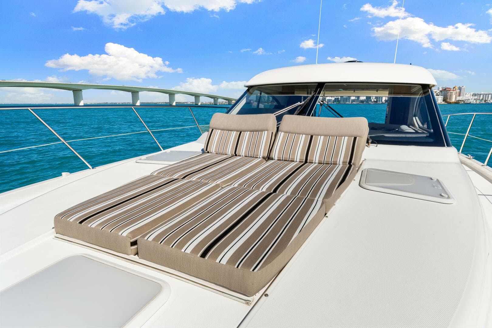 2016 Riviera 5000 Sport Yacht