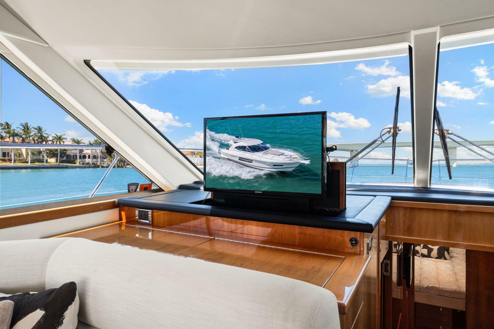 2016 Riviera 5000 Sport Yacht