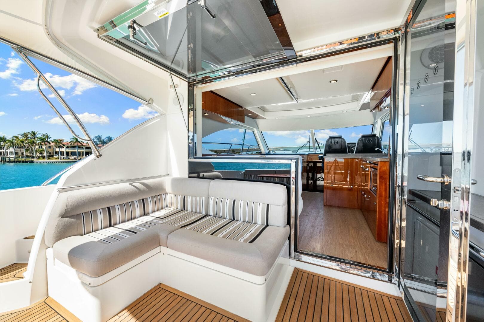 2016 Riviera 5000 Sport Yacht