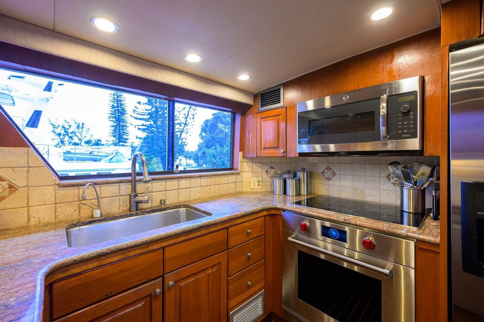 1991 Hatteras 78 Cockpit Motor Yacht