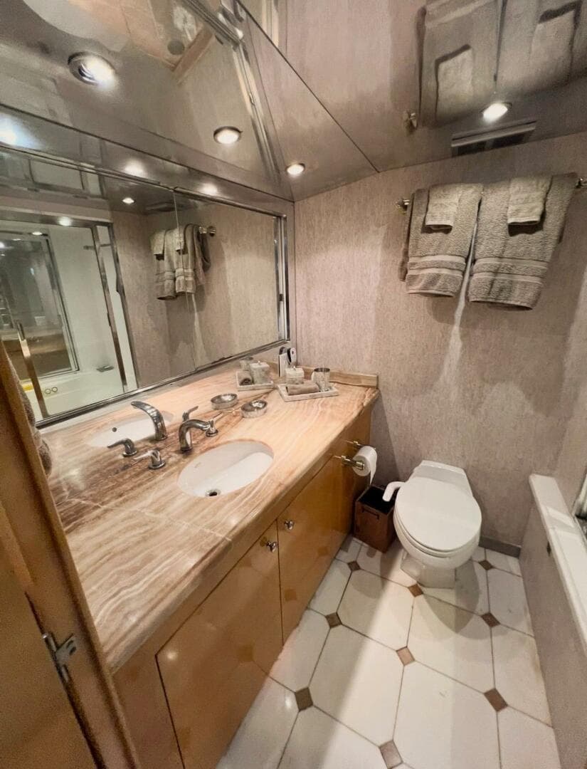 KRISTIN LEE 75’ - Lower Deck Master Ensuite
