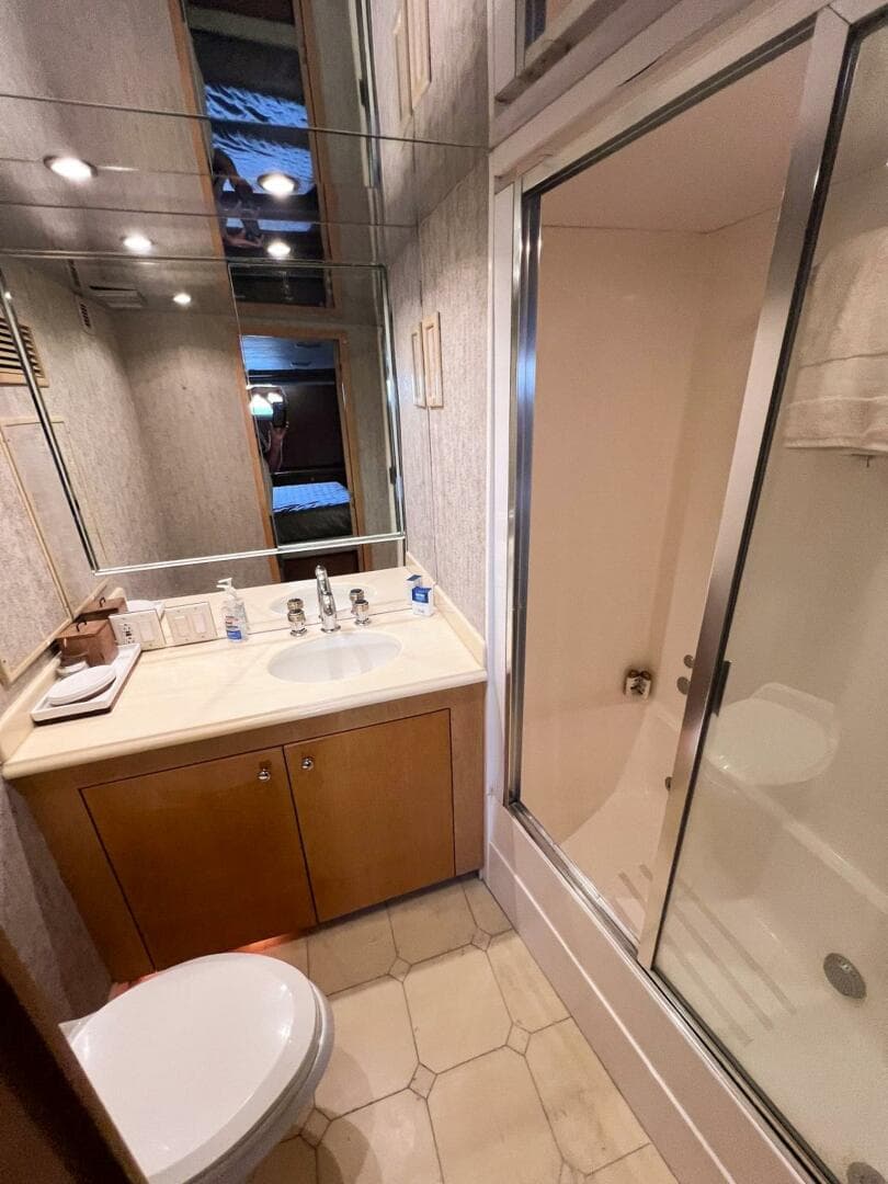 KRISTIN LEE 75’ - Lower Deck VIP Guest Ensuite
