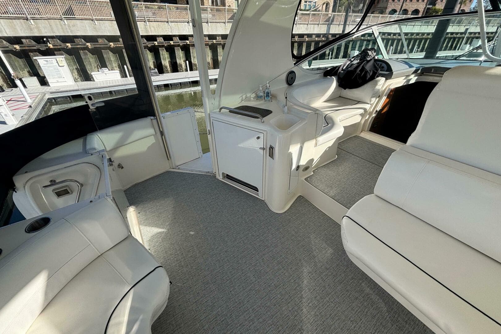 2005 Cruisers Yachts 455 Express Motor Yacht