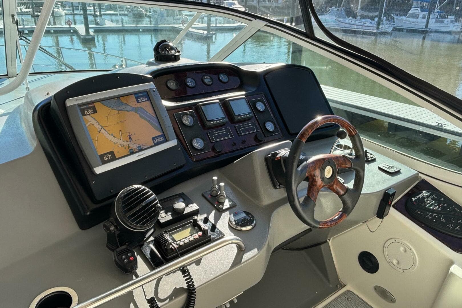 2005 Cruisers Yachts 455 Express Motor Yacht