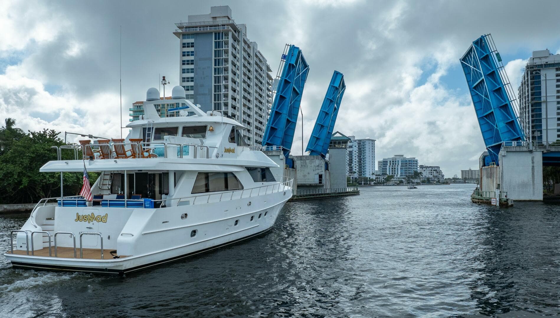 2005 Ocean Alexander 