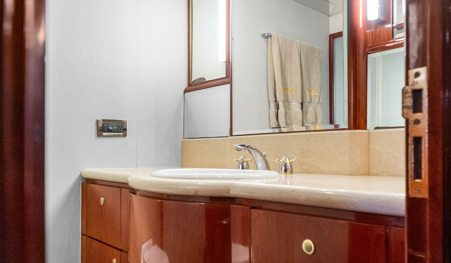 2005 Ocean Alexander 