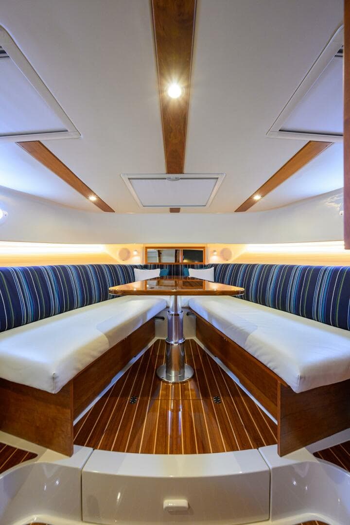 Hinckley 40X Renie Vie- Dinette