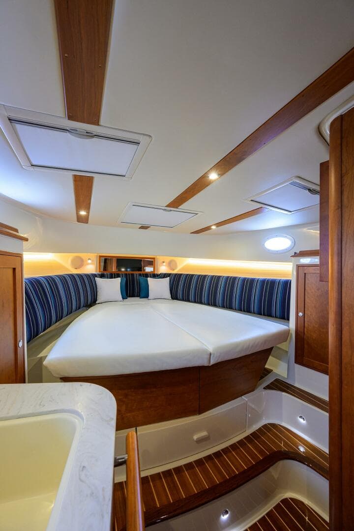 Hinckley 40X Renie Vie- Daybed Forward