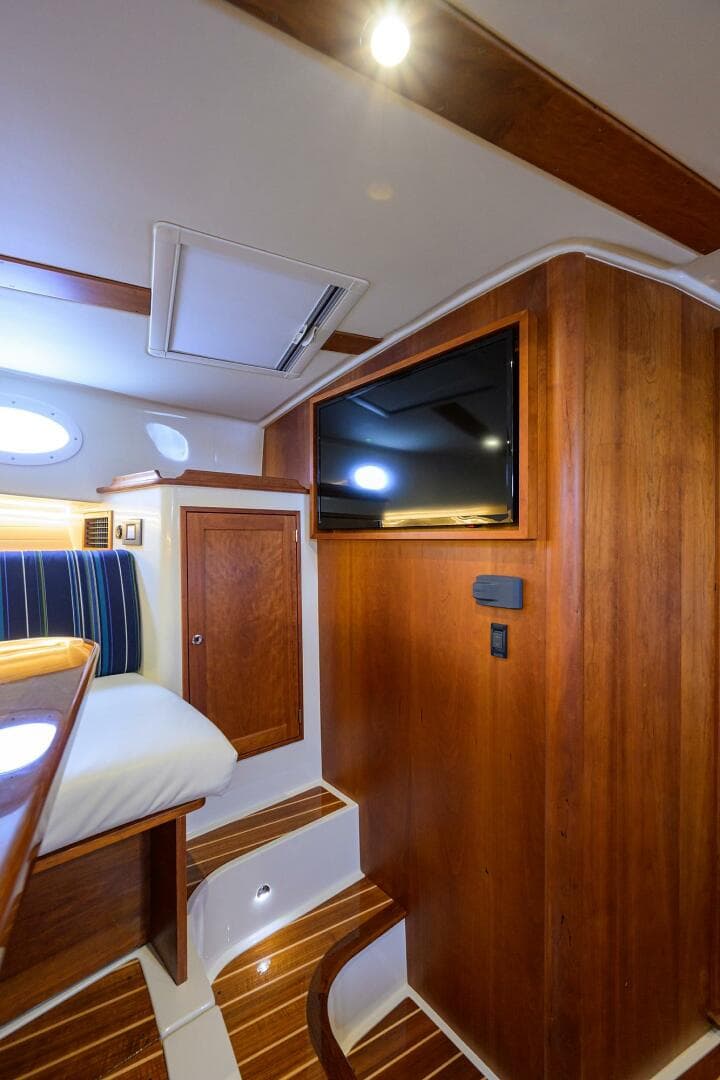 Hinckley 40X Renie Vie-TV/Storage