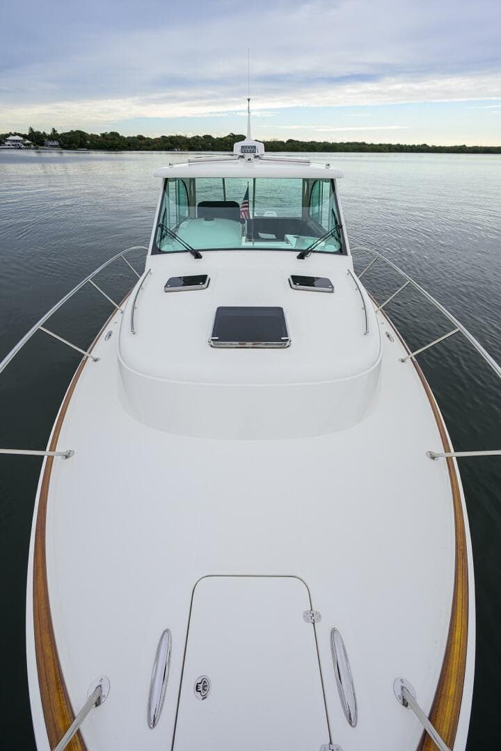 Hinckley 40X Renie Vie- Bow