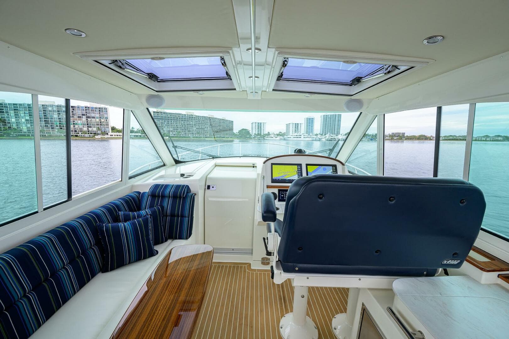 Hinckley 40X Renie Vie- Salon/Helm