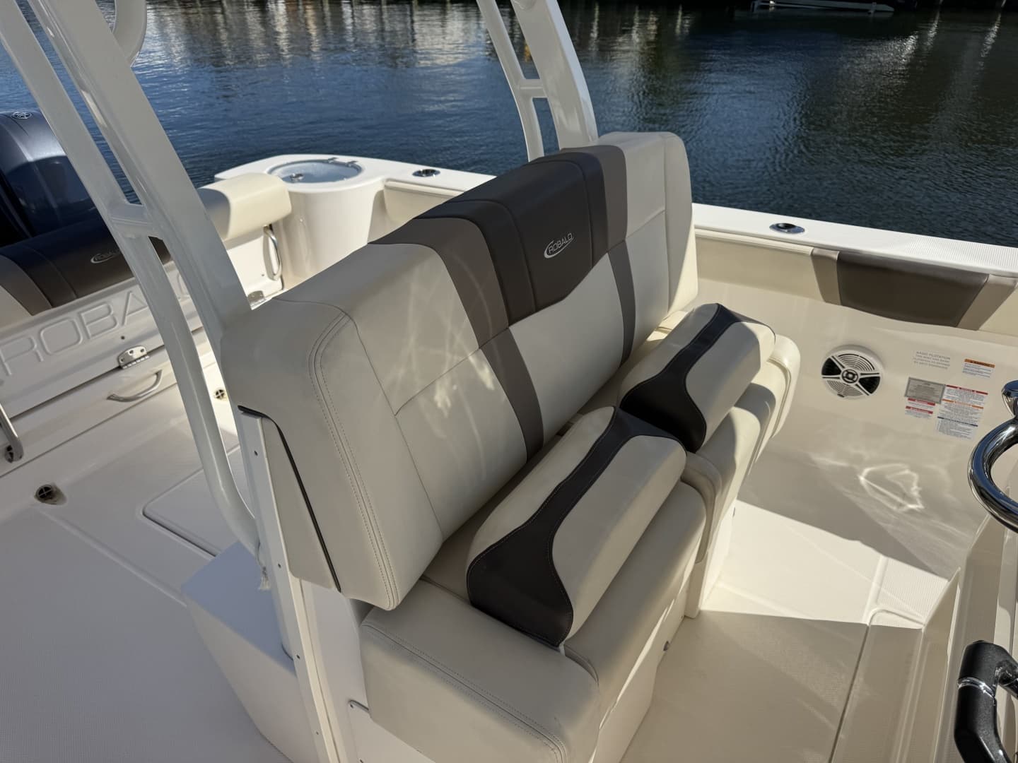 2020 Robalo R272 Center Console