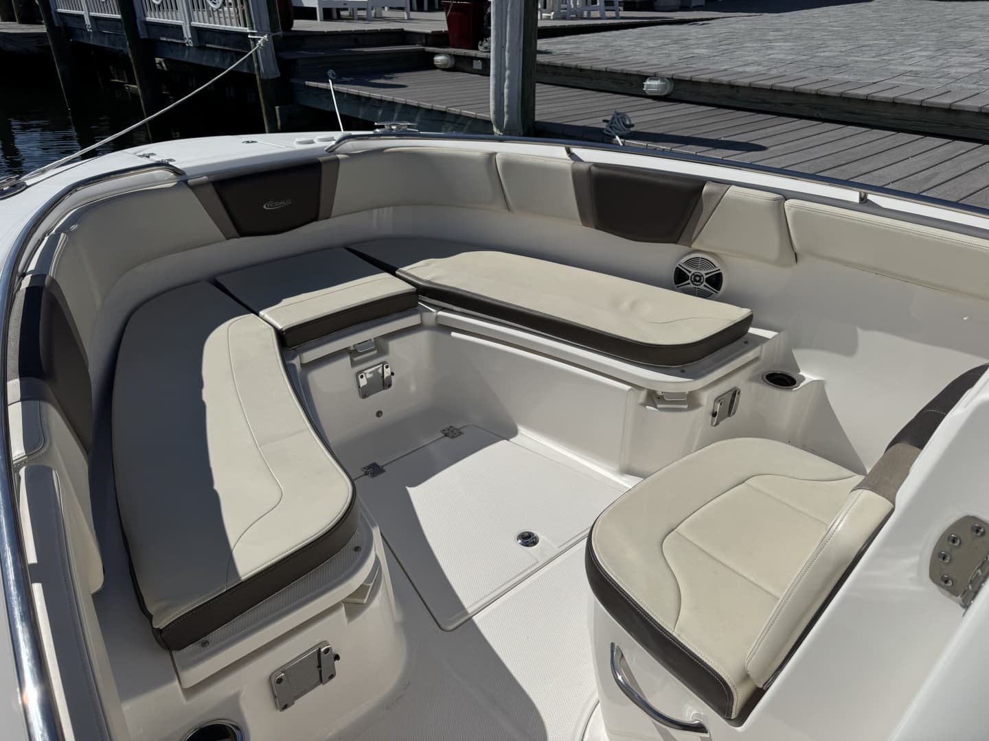2020 Robalo R272 Center Console