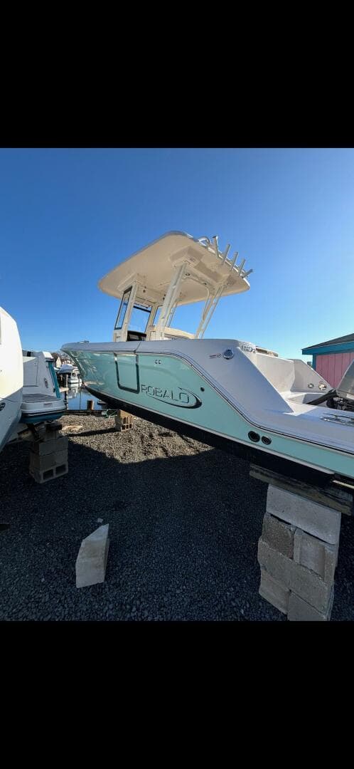 2020 Robalo R272 Center Console