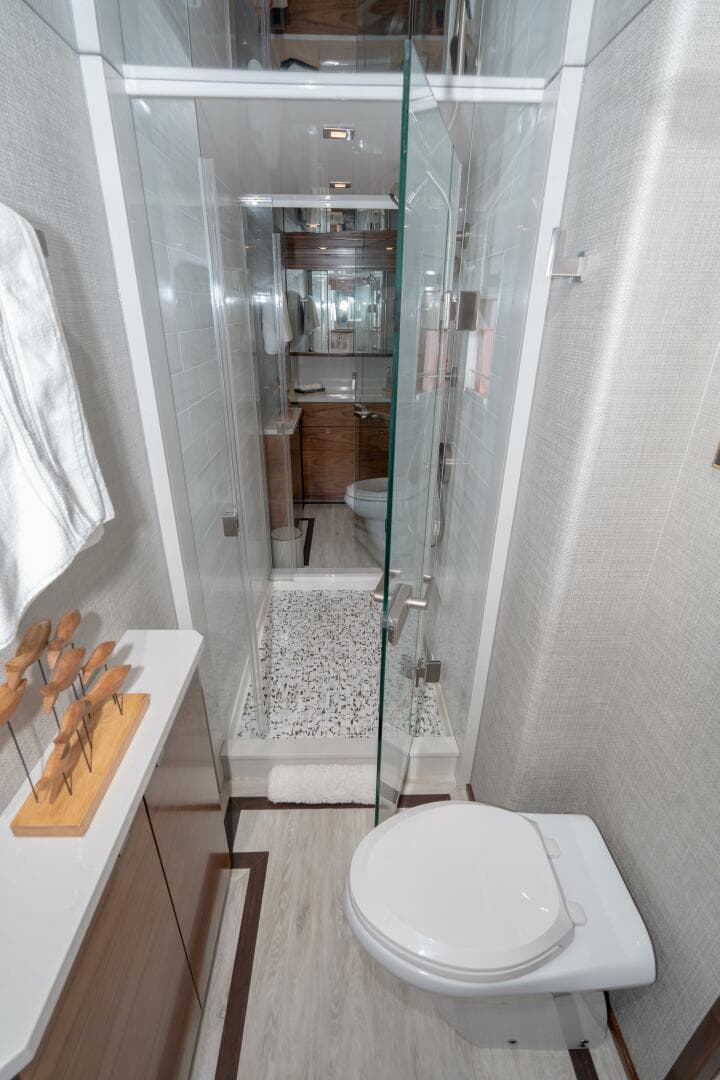 2025 Viking 90C "Zatara" - Shower