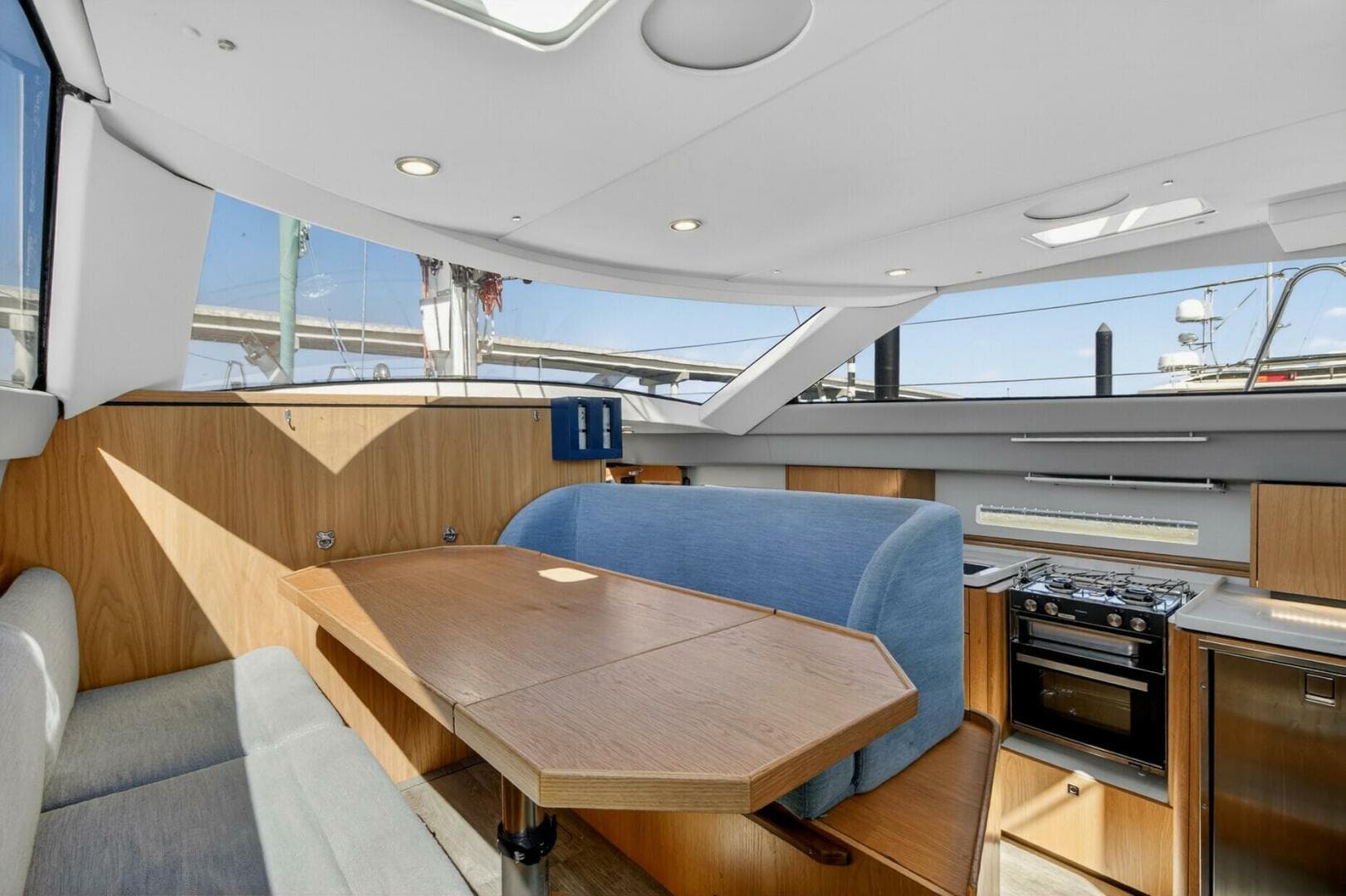 Southerly 420 raised salon