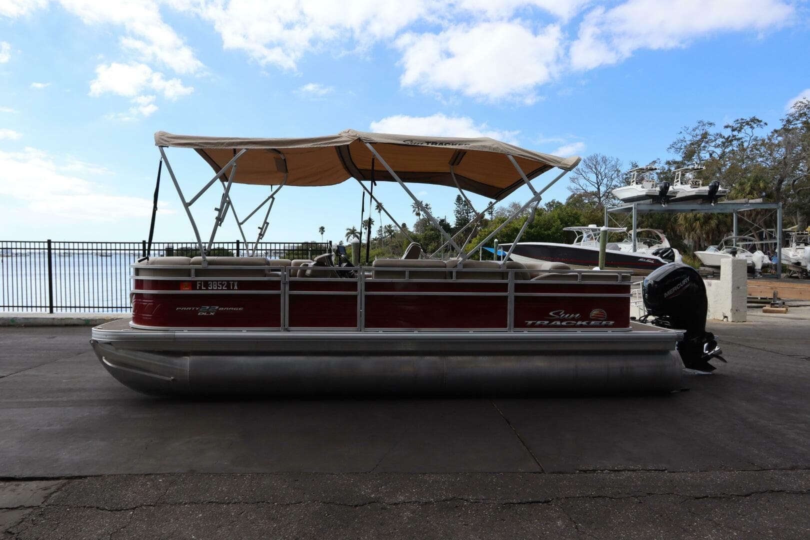2024 Sun Tracker Party Barge 22 DLX