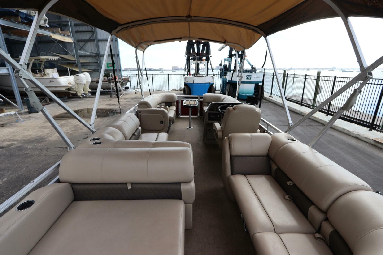 2024 Sun Tracker Party Barge 22 DLX