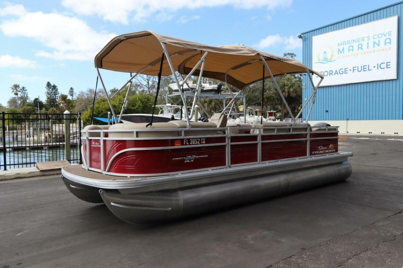 2024 Sun Tracker Party Barge 22 DLX