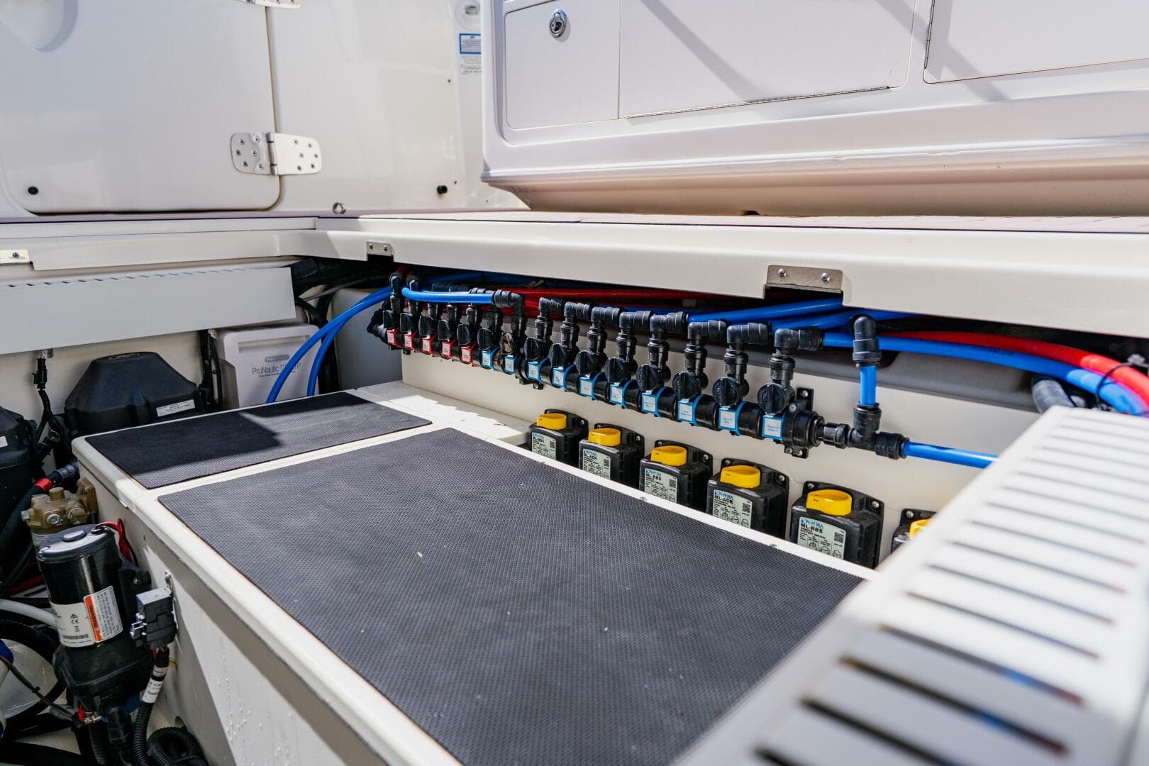 2019 Boston Whaler 380 Outrage