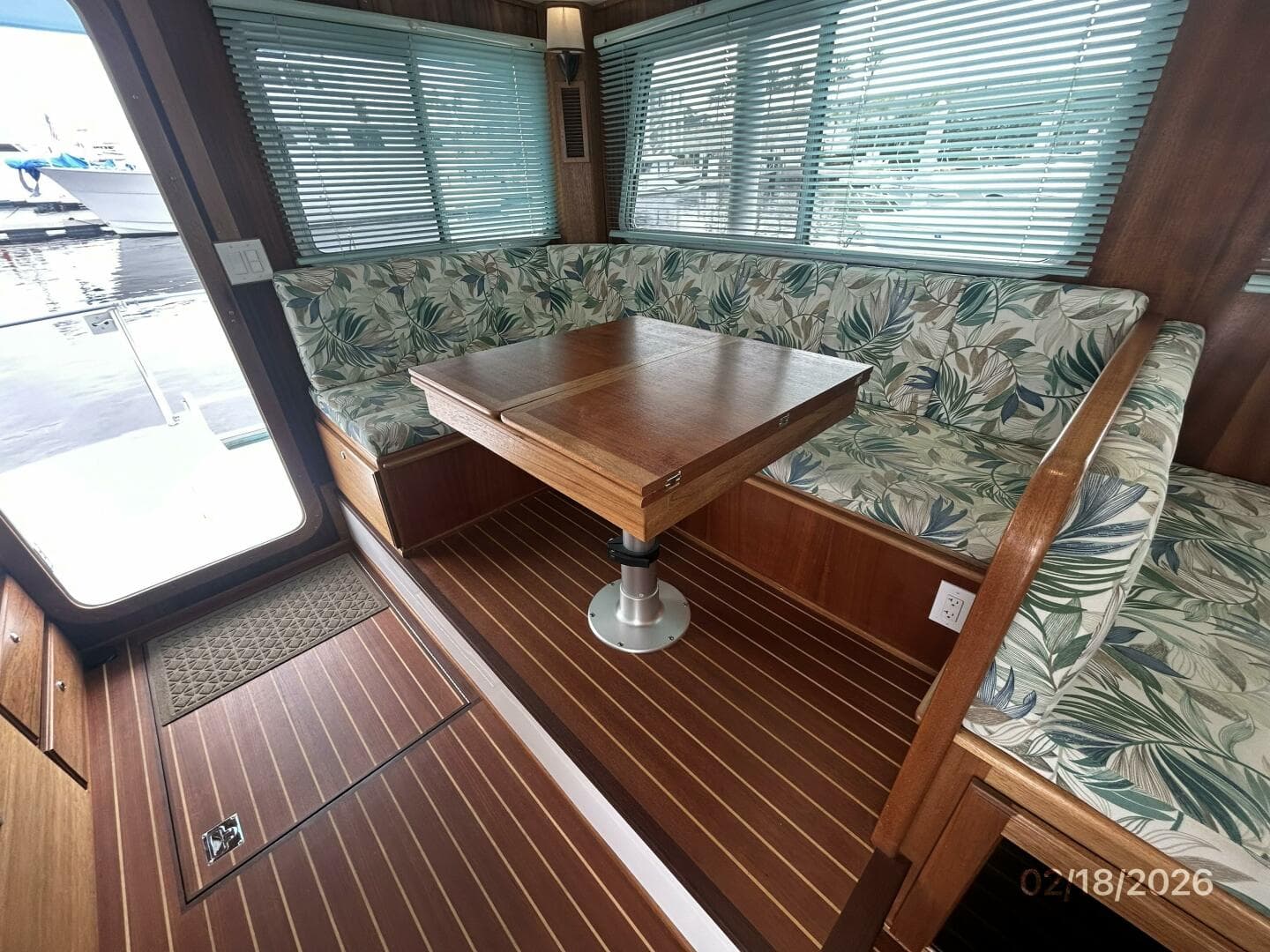 37' Great Harbour salon port seating1