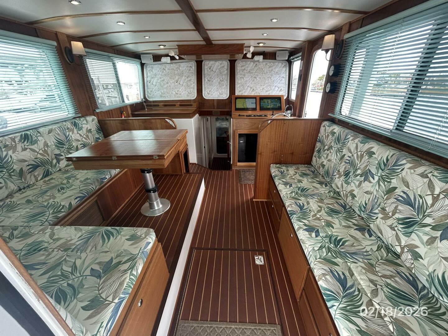 37' Great Harbour salon forward